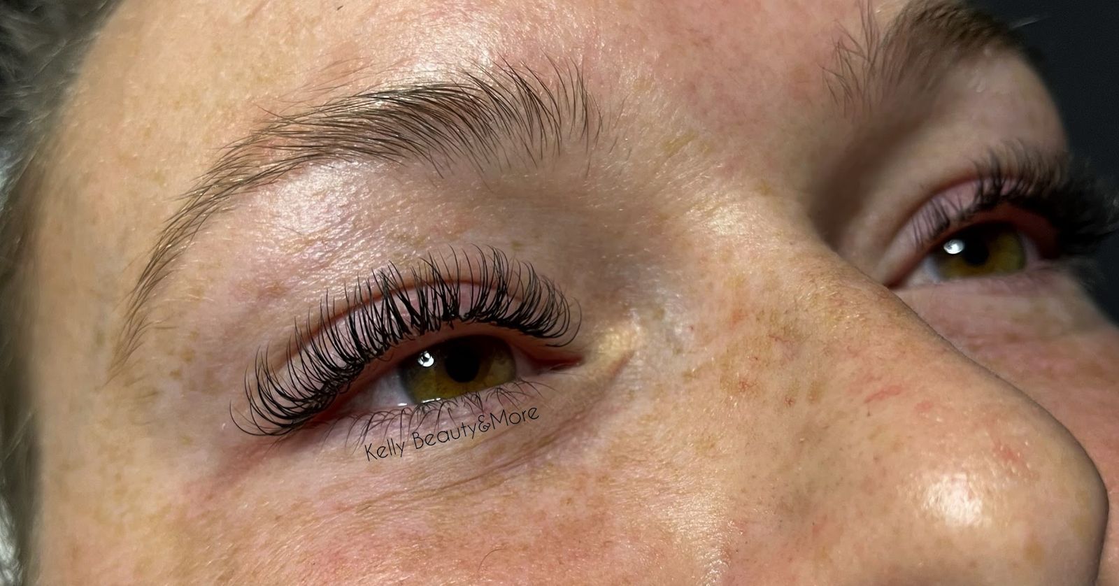 Close-up van een oog met opgekrulde wimpers na een lashlift